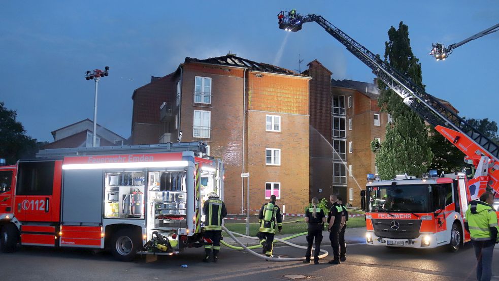 Die Feuerwehr war mit mehreren Drehleitern vor Ort. Foto: Heino Hermanns