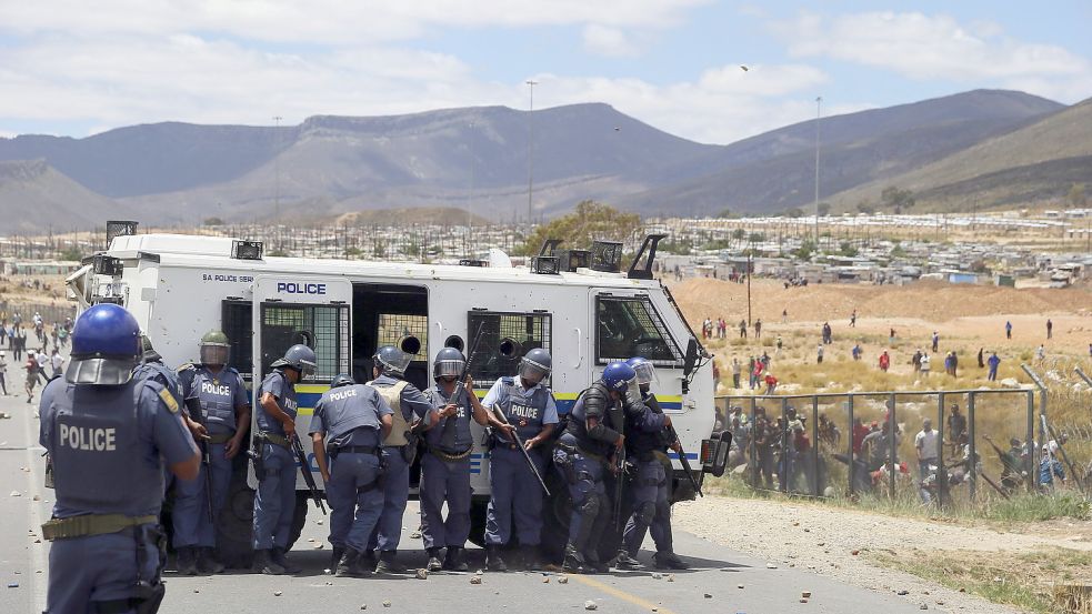 In Südafrika starben mindestens 14 Menschen bei Schüssen in einer Bar. (Symbolbild) Foto: dpa/Nic Bothma