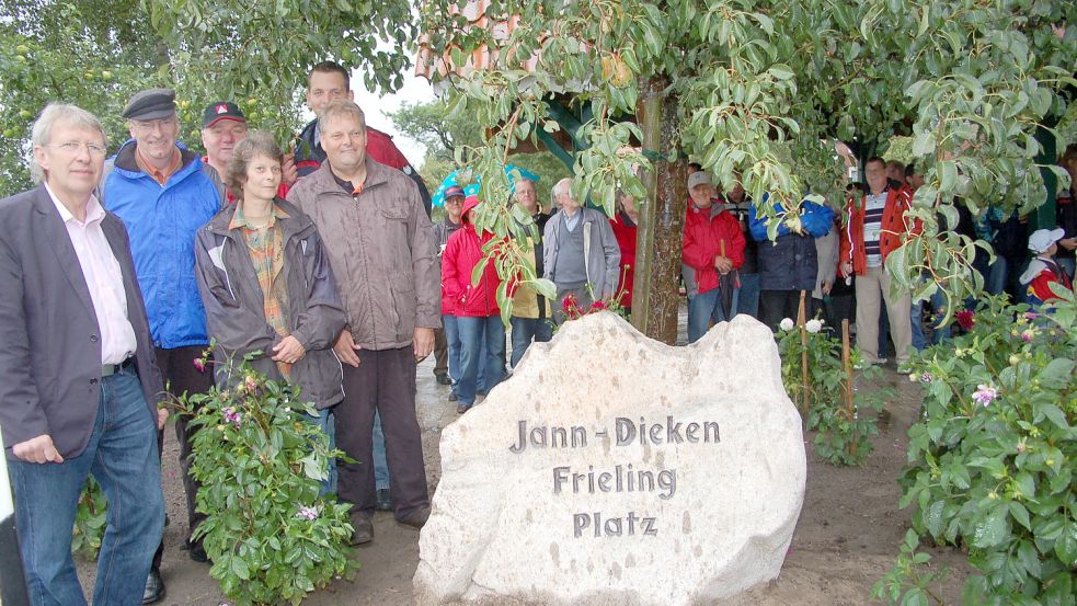 Die Einweihung des Jann-Dieken-Frieling Platzes 2008: Ihlowerhörns Ortsbürgereister Hinrich Tjaden (von links), Ihlows Bürgermeister Johann Börgmann, Trina Frieling und Johann Frieling, die Kinder von Jann-Dieken Frieling, Hinter ihnen stehen Marten Zimmermann (von links)und Wolfgang Albers. Fotos: Gerd-Arnold Ubben