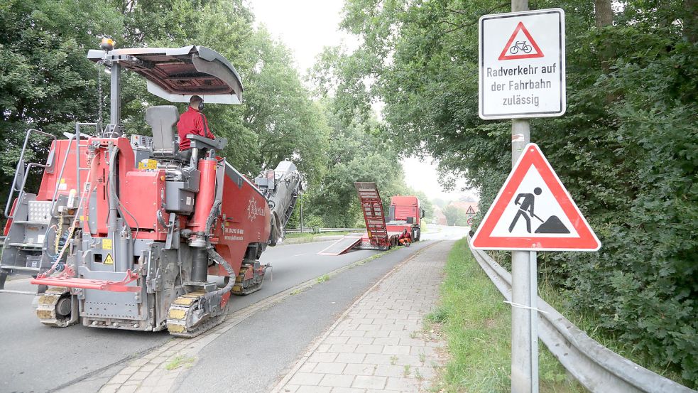 Mit einer Fräse wurden in der Kirchdorfer Straße schadhafte Stellen beseitigt. Sie sollen in dieser Woche ausgebessert werden. Foto: Romuald Banik