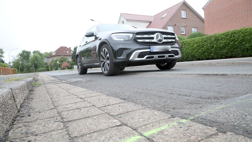 Langsam sollten Autofahrer die Kirchdorfer Straße derzeit wegen der ausgefrästen Löcher passieren. Foto: Romuald Banik