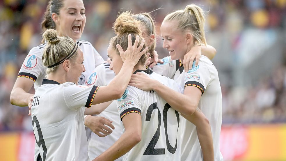 Die Spielerinnen bejubeln das 1:0 gegen Dänemark durch Lena Magull (vorne). Sechs Millionen sahen vor dem Fernseher zu.Foto: DPA