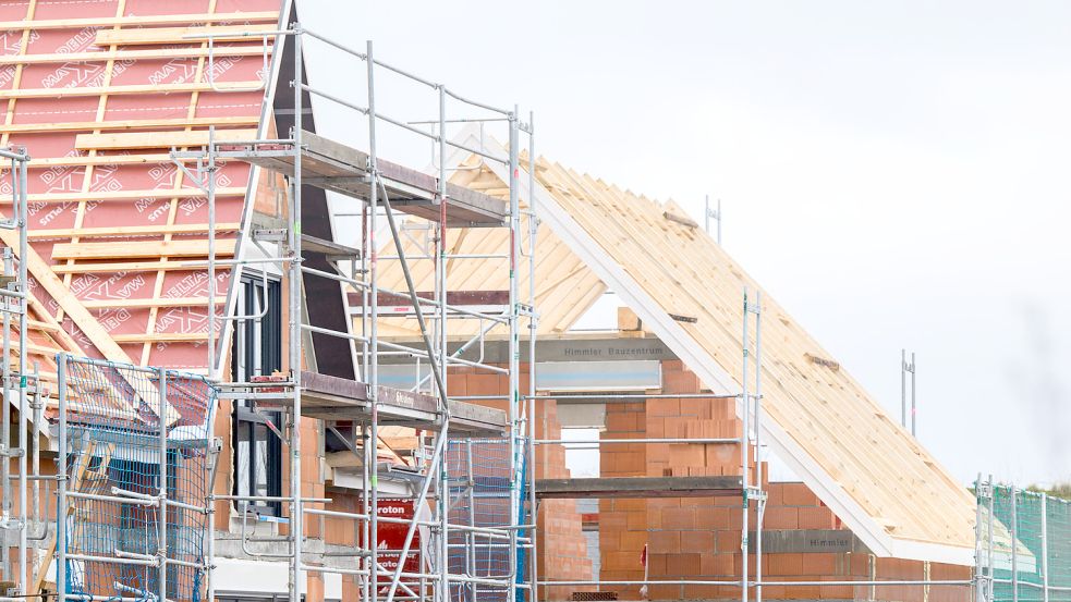 Neubauten stehen in einem Neubaugebiet. Die Gemeinde Ihlow sieht weiter großen Bedarf an Baugrundstücken – eine Bürgerinitiative in Ihlowerfehn will ein dort geplantes Projekt aber verhindern. Foto: DPA