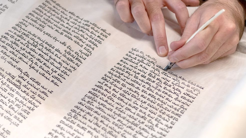 Heilige Schrift in Handarbeit kopiert: die Tora-Rolle. Foto: Symbolbild: dpa