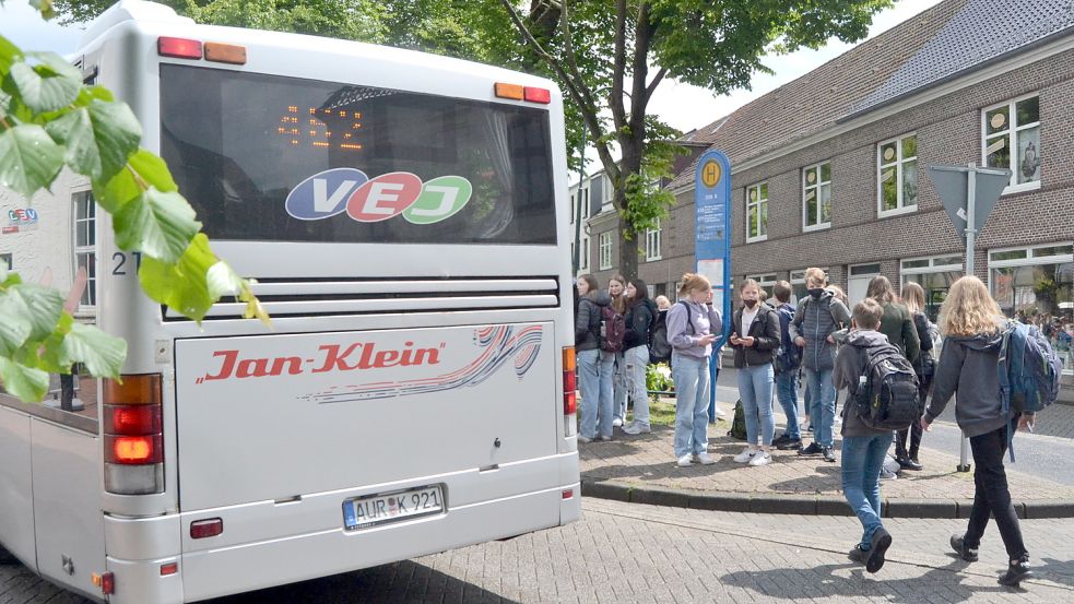 Schüler am Auricher ZOB. Foto: Neelke Harms
