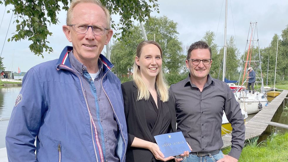 Hans-Wilhelm Wildeboer (von links), Michaela Roschmann und Simon Willms stellten das Leitbild vor. Foto: Holger Janssen