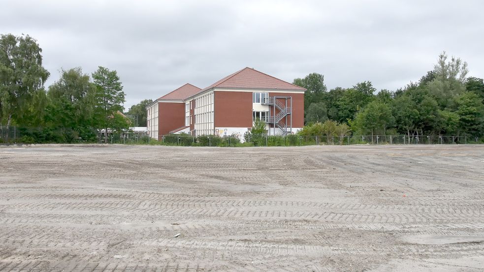 Seit dem Abriss des alten Toom-Marktes an der Marienhafer Rosenstraße ergeben sich neue Perspektiven auf die Gebäude der IGS. Foto: Thomas Dirks