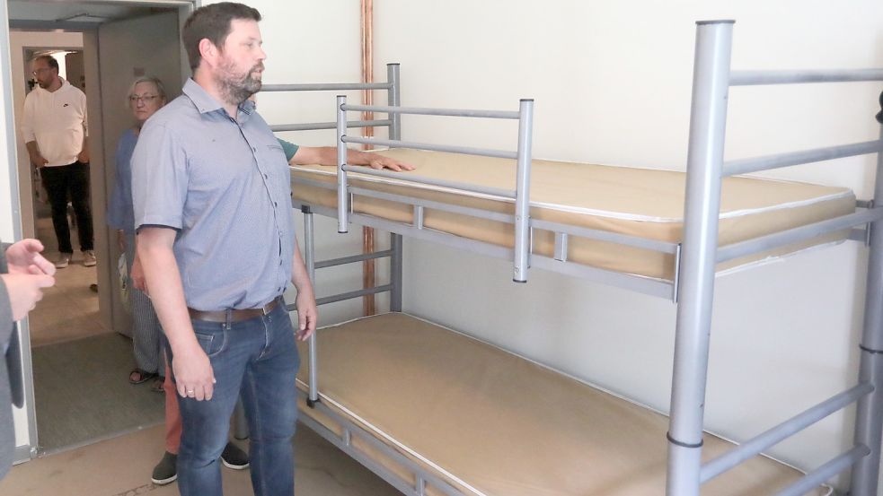 Ordnungsamtsleiter Marcel Schäfer in einem Zimmer der neuen Flüchtlingsunterkunft in der Auricher Kaserne. Foto: Romuald Banik