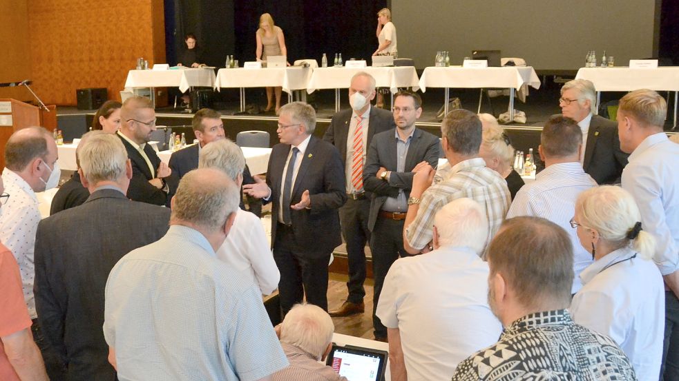„Rudelbildung“ im Auricher Kreistag während einer Sitzungsunterbrechung. Foto: Aiko Recke