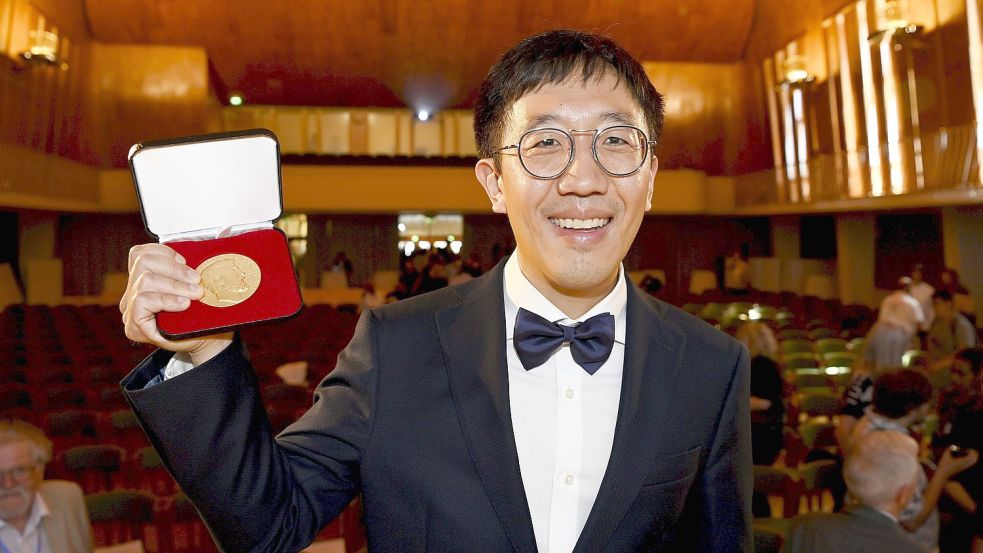 Der ehemalige Schulabbrecher June Huh erhielt vor Kurzem in Helsinki die höchste Auszeichnung für Mathematik. Foto: Imago-Images / Lehtikuva