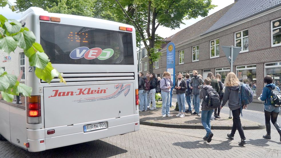 Schüler am Auricher ZOB. Foto: Neelke Harms