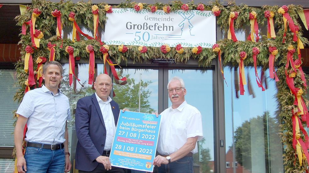 Stellten die Planungen für die Jubiläumsfeier der Gemeinde Großefehn vor: Fachbereichsleiter Frank Cramer (von links), Bürgermeister Erwin Adams und Ratsvorsitzender Detlev Schoone. Foto: Imke Cirksena