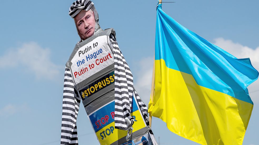 Plakativer Protest: Demonstranten fordern, Russlands Präsidenten Wladimir Putin wegen des Angriffs auf die Ukraine vor den Internationalen Strafgerichtshof in Den Haag zu bringen. Foto: dpa
