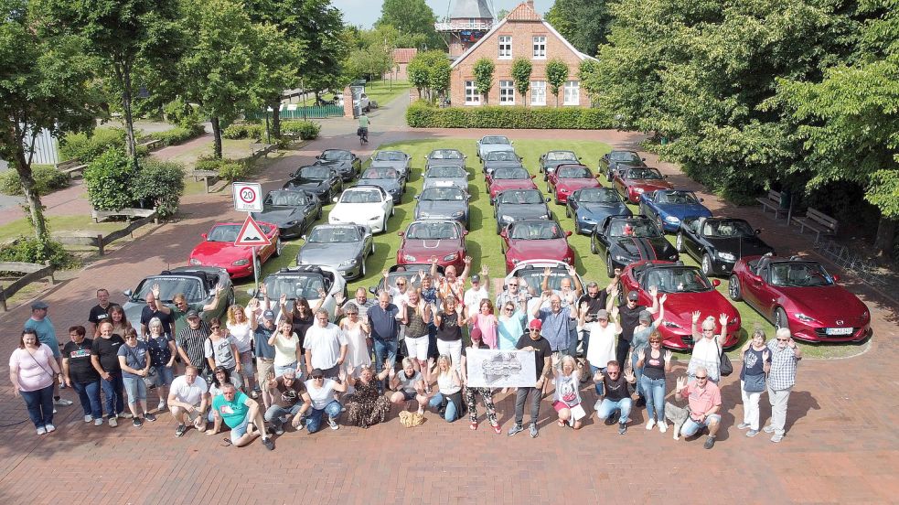 Mit ihren Fahrzeugen stellten sich die Sportwagenfahrer aus Nordrhein-Westfalen für ein Gruppenfoto auf dem Leezdorfer Marktplatz auf. Foto: privat