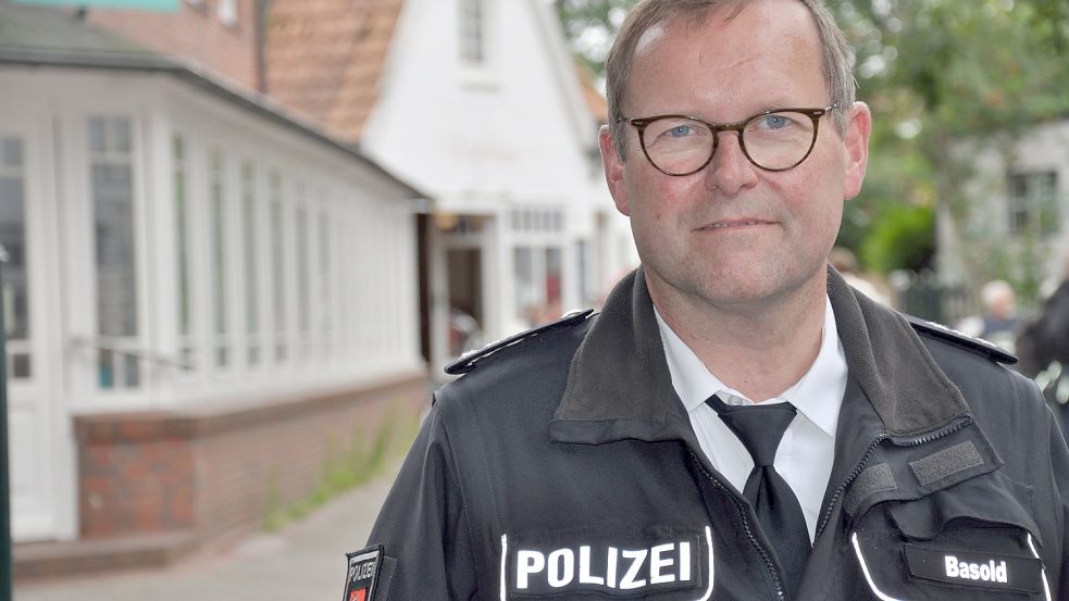 André Basold ist Polizist auf Spiekeroog. Die meiste Zeit im Jahr ist er der einzige Beamte auf der Insel. Nur in den Ferienzeiten hat er Unterstützung. Foto: Ullrich