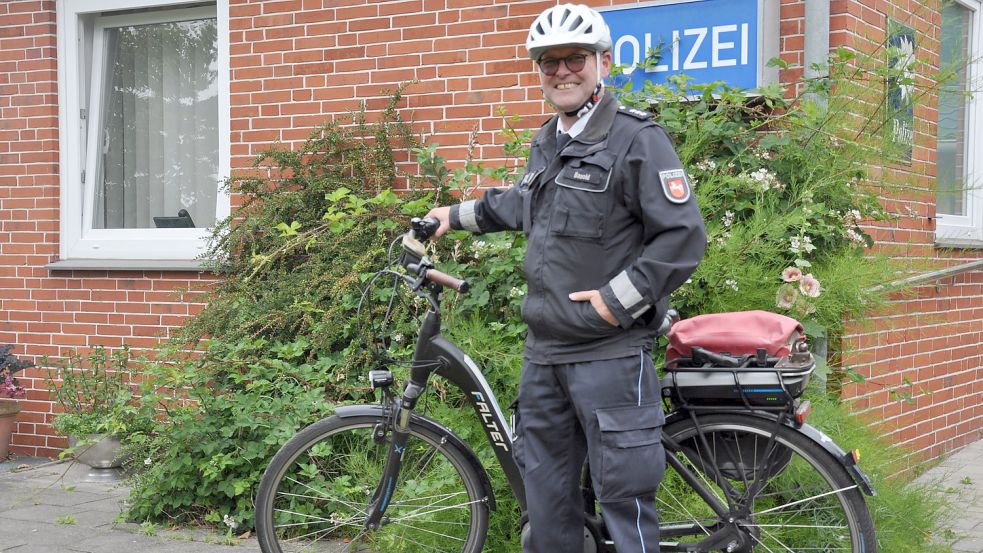 Auf einer autofreien Insel ist vieles anders als am Festland: André Basolds Dienstwagen ist ein Pedelec. Seine Wohnung und die Wache sind unter einem Dach. Foto: Ullrich