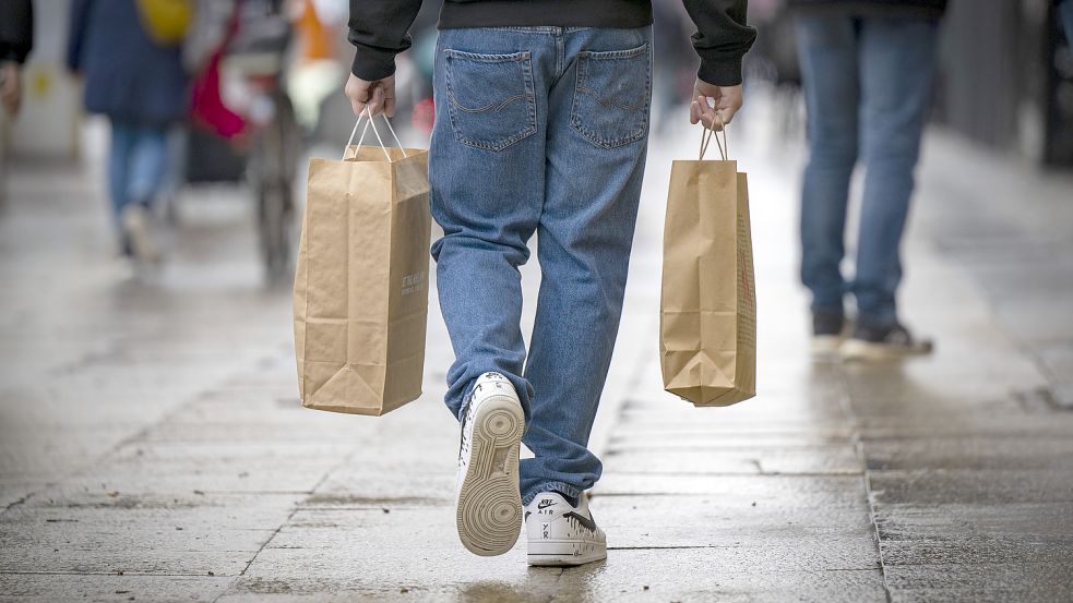 Braucht es immer die neuste Sommerkollektion oder tut es auch das T-Shirt aus dem vergangenen Jahr? Foto: dpa-Zentralbild
