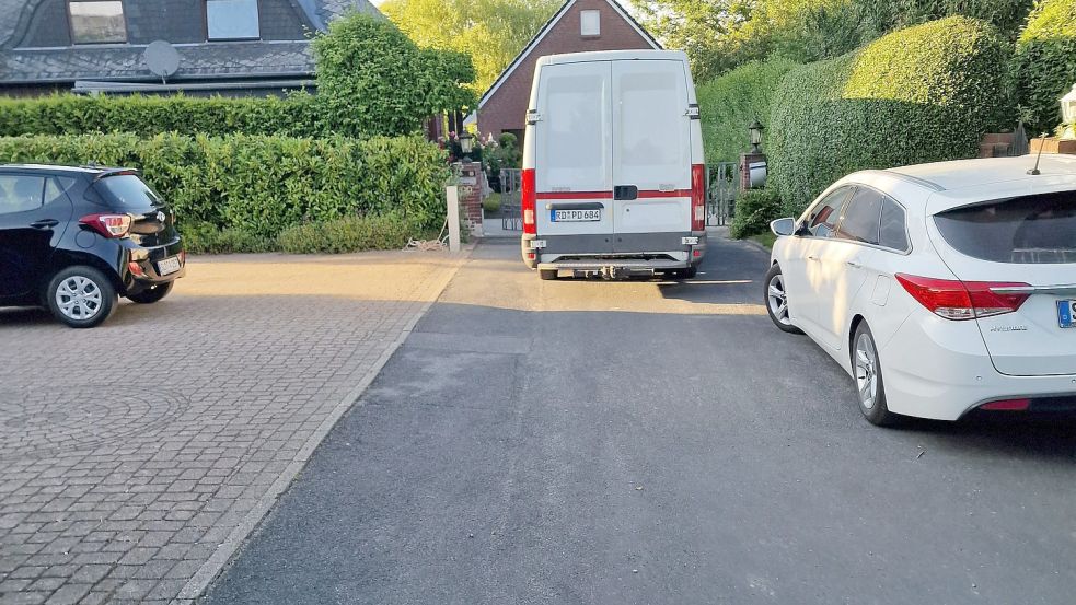 Nicht selten wird die Sackgasse einfach zugeparkt. Foto: Engel