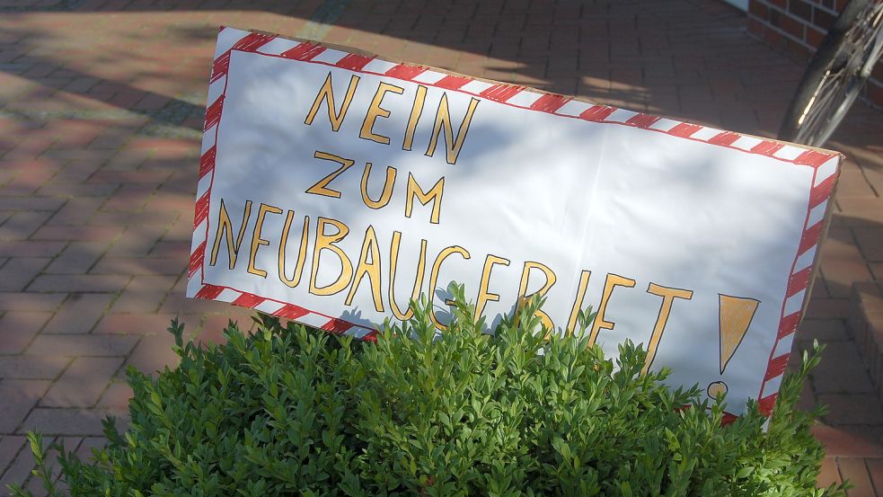 Vor der Sitzung des Ihlower Bauausschusses am Mittwoch brachte die Bürgerinitiative Ihlowerfehn Schilder vor dem Bürgerhaus an. Foto: Imke Cirksena