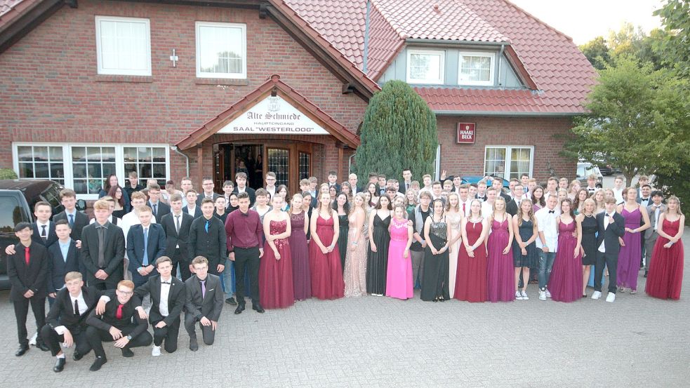 Die Schüler der Auricher Realschule feierten in der „Alten Schmiede“ in Middels ihren Abschluss. Foto: privat