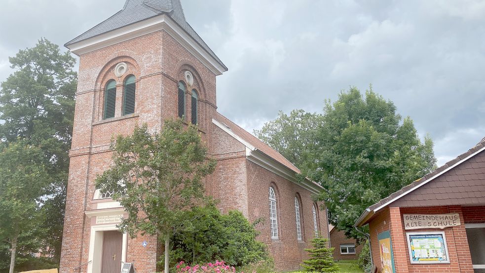 Die Kirche in Forlitz-Blaukirchen darf sich dank besonderer Angebote bald Radwegekirche nennen. Foto: Holger Janssen