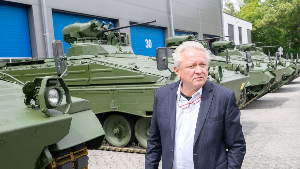 Die Panzer vom Typ Marder hinter Rheinmetall-Chef Armin Papperger sind bereits überholt. Insgesamt 100 kann der Rüstungskonzern eigenen Angaben zufolge relativ einfach wieder instandsetzen. Foto: Julian Stratenschulte/dpa