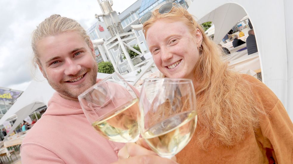 Robert Tredup und Inga Gerdes aus Reepsholt stießen am Freitag auf dem Auricher Weinfest an. Foto: Romuald Banik