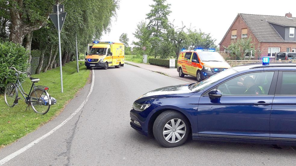 Einsatzfahrzeuge von Polizei, Rettungsdienst und Notarzt stehen an der Unfallstelle in Osterupgant. Foto: Thomas Dirks