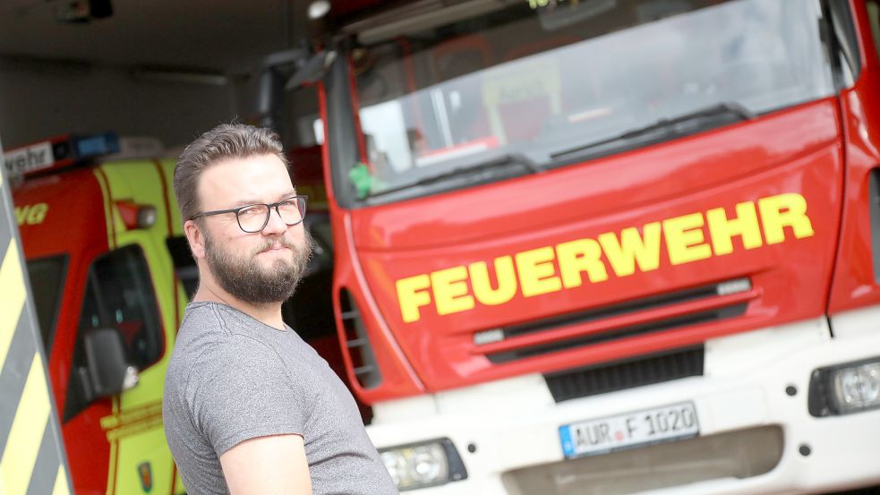 Ortsbrandmeister Bernd Saathoff appelliert an die Autofahrer, das Feuerwehrgelände zu meiden. Foto: Romuald Banik