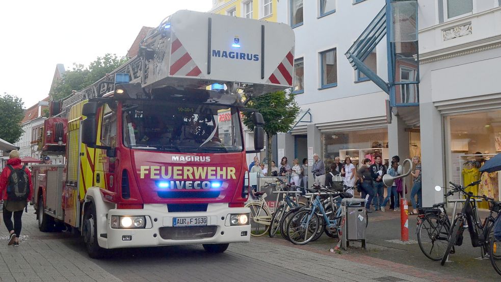 Das Fahrzeug mit Drehleiter zog am Freitagvormittag einige Blicke auf sich. Foto: Neelke Harms