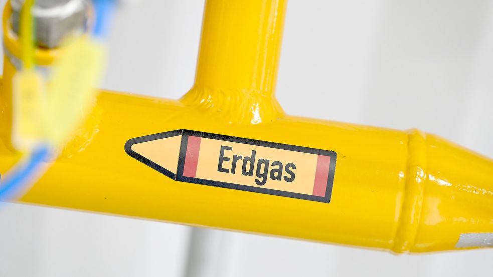 Der Hinweis Erdgas ist an einem Rohr in einem Verteilzentrum angebracht. Foto: DPA