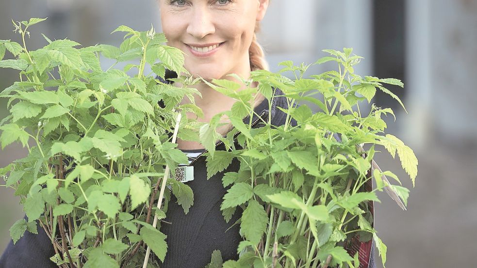 Judith Rakers baut in ihrem Garten so viel Obst und Gemüse an, dass sie sich selbst versorgen kann. Foto: Gräfe und Unzer Verlag / Sebastian Fuchs