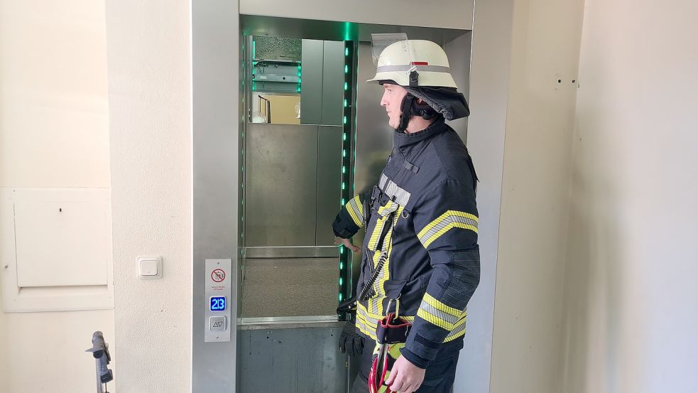 Der Aufzug steckte zwischen zwei Etagen fest. Foto: Feuerwehr Norden