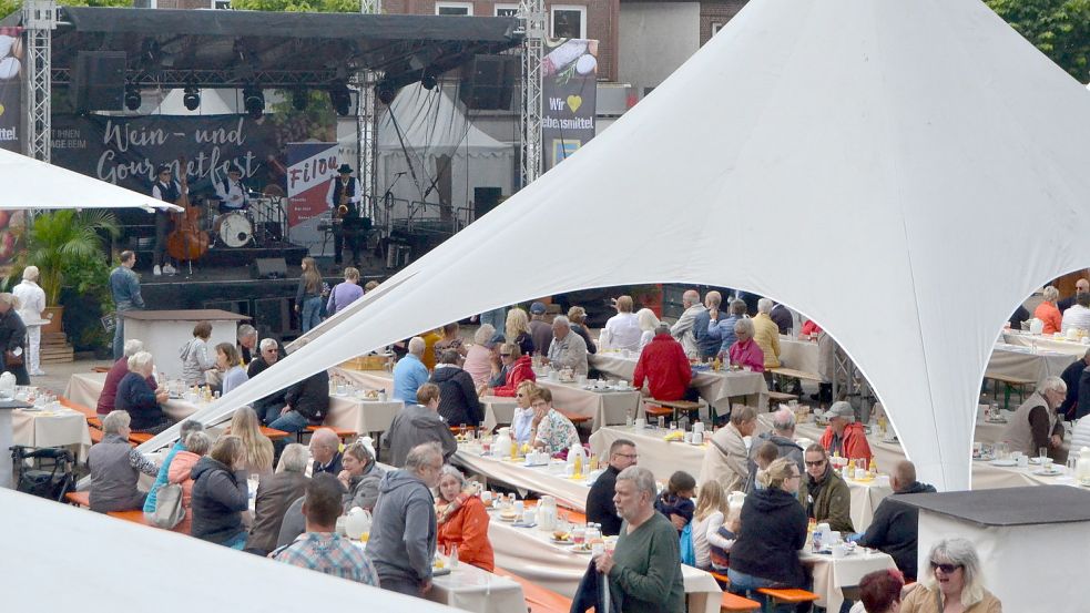 Rund 400 Frühstücksgäste versammelten sich auf dem Marktplatz. Foto: Neelke Harms