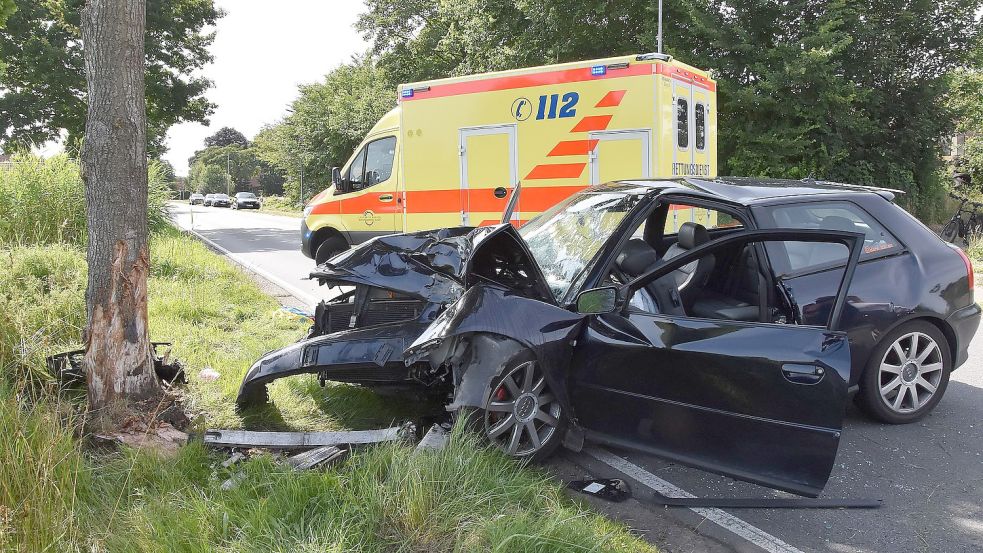 Das Auto wurde bei dem Aufprall auf den Baum schwer beschädigt. Foto: privat