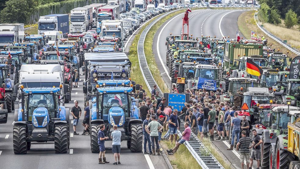 In den Niederlanden halten die massiven Bauernproteste an. Auch in Deutschland könnten demnächst wieder Landwirte im großen Stil mit ihren Treckern demonstrieren. Foto: Vincent Jannink/dpa