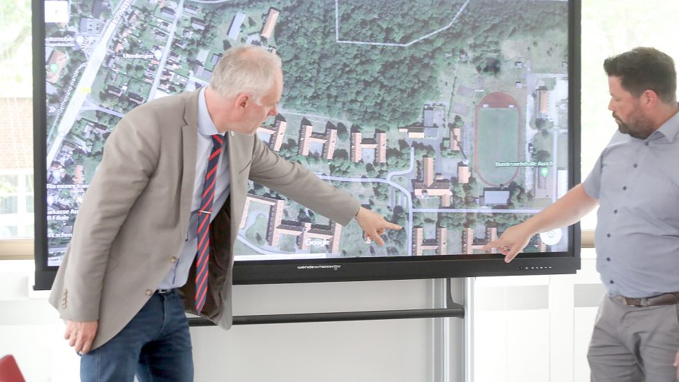 Erster Kreisrat Dr. Frank Puchert (links) und Marcel Schäfer, Leiter des Kreissozialamtes, zeigen auf einer Karte, welche Kasernen-Gebäude genutzt werden sollen. Foto: Romuald Banik