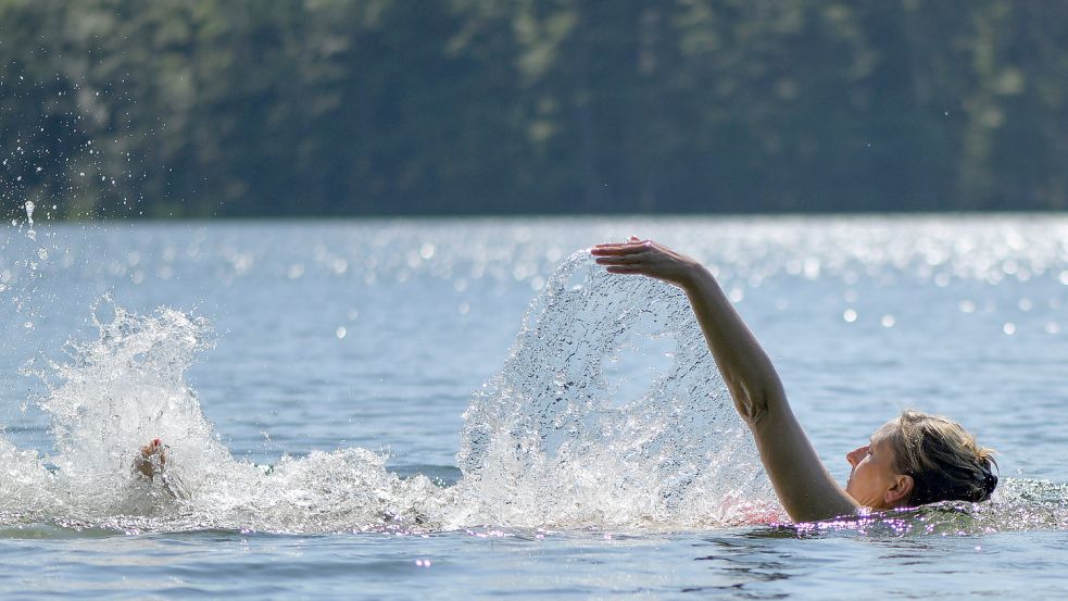 Eine Frau schwimmt in einem See. Foto: DPA