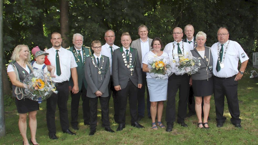 Das neue Königshaus des Schützenvereins (von links): Adjutantin Annika Pupkes mit Ehemann Holger Pupkes, Vizepräsident Gerhold Heinze, Jugendadjutant Leon Reemts, Kreisverbandsvorsitzender Jann Rosenboom, Jugendkönig Tim Göhn, Bürgermeister Thomas Erdwiens, Nicole Harms, Ehefrau des Kronprinzen, Kronprinz Hartmuth Harms, Kähte Göhn, Ehefrau des Königs, und Schützenkönig Albert Göhn. Foto: Diedrich Meyer