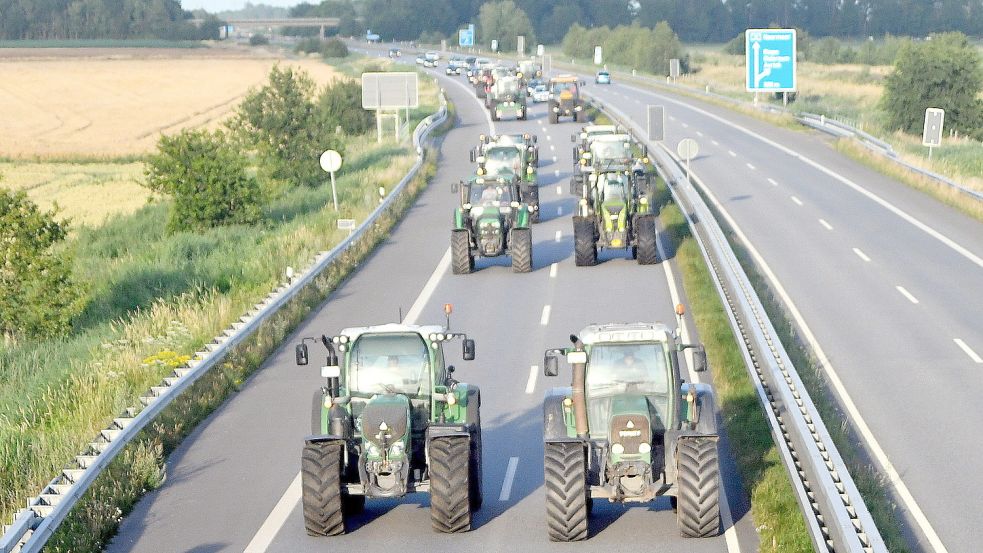 Insgesamt rund 20 Traktoren fuhren am Mittwoch gegen 20.15 Uhr in Riepe auf die Autobahn Richtung Emden. Foto: Gerd-Arnold Ubben