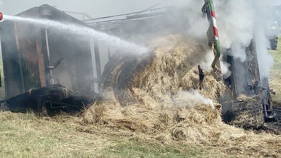 Die Feuerwehr war am Montagnachmittag auf einem Feld in Dornum im Einsatz. Foto: Feuerwehr