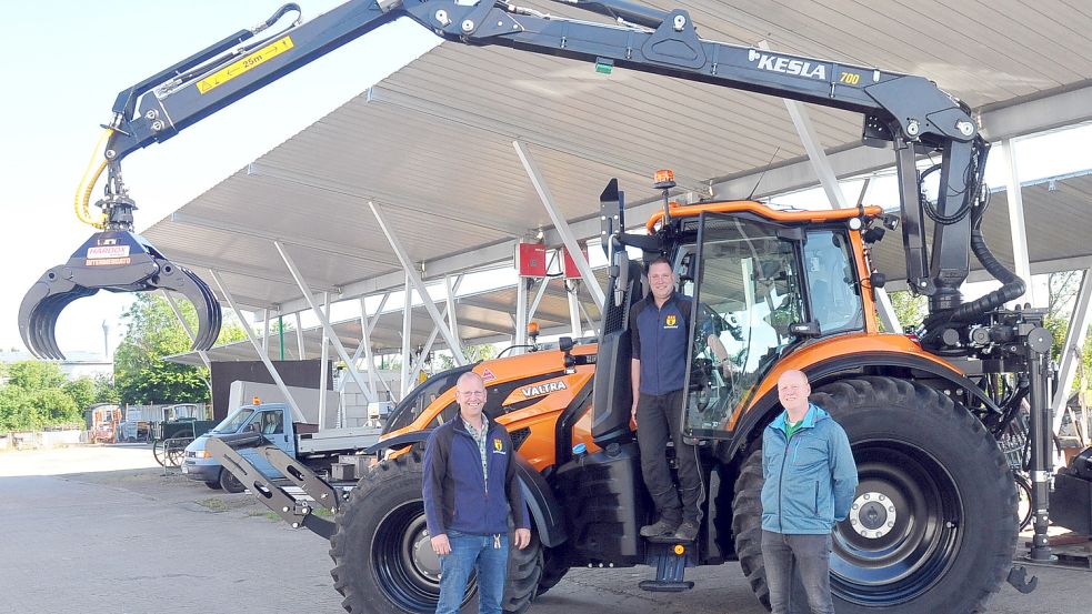 Baubetriebshofleiter Werner Diener (von links), Fahrer Jens Janssen und Fachbereichsleiter Günther Siefken freuen sich über die Neuanschaffung des Traktors. Foto: Gemeinde Großefehn