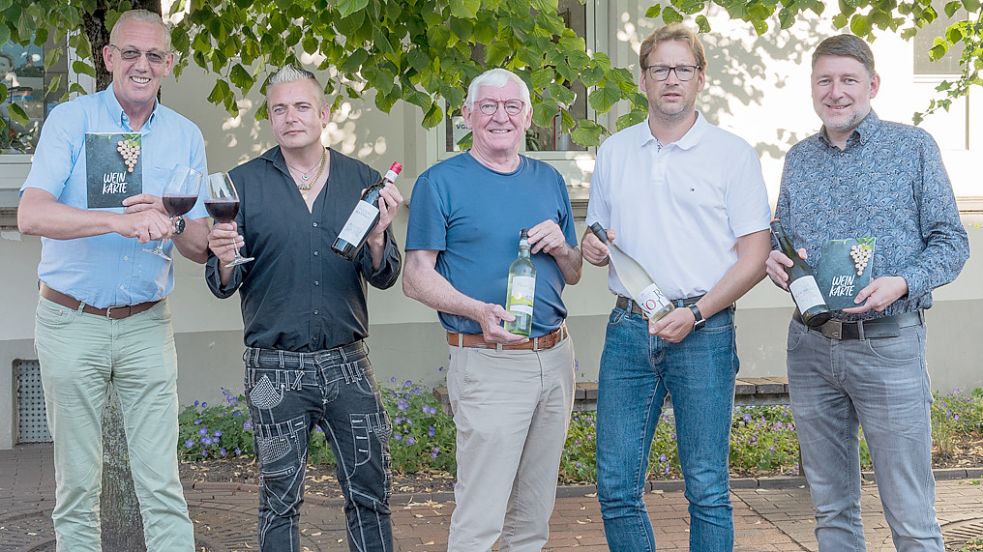 Manfred Kruse (von links), Nando Hecht, Theo Moltz, Michael Dirksen-Müller, und Ernst Moltz von der IG Marienhafe haben Winzer eingeladen und Weinfest vorbereitet. Foto: Folkert Bents