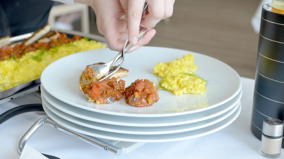 Beim Anrichten war Konzentration gefragt: Dort wo kein Essen lag, musste der Teller sauber bleiben.