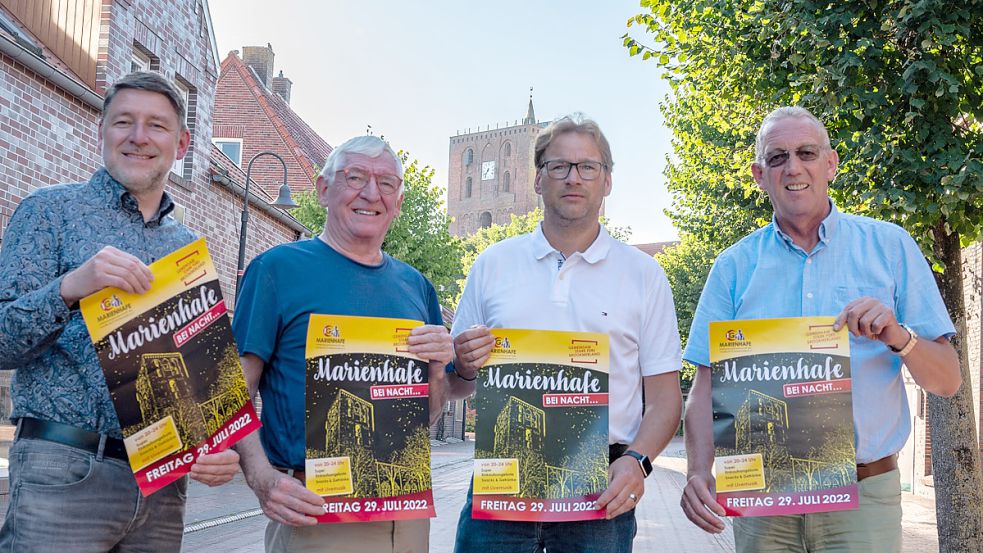 Ernst Moltz (von links), Theo Moltz, Michael Dirksen-Müller und Manfred Kruse von der IG Marienhafe freuen sich auf die abendliche Traditionsveranstaltung in Marienhafe. Foto: Folkert Bents