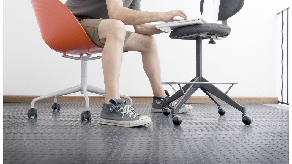 Wie leger das Büro-Outfit sein darf, hängt vor allem vom Unternehmen selbst ab. Foto: Imago Images/Lluís Real