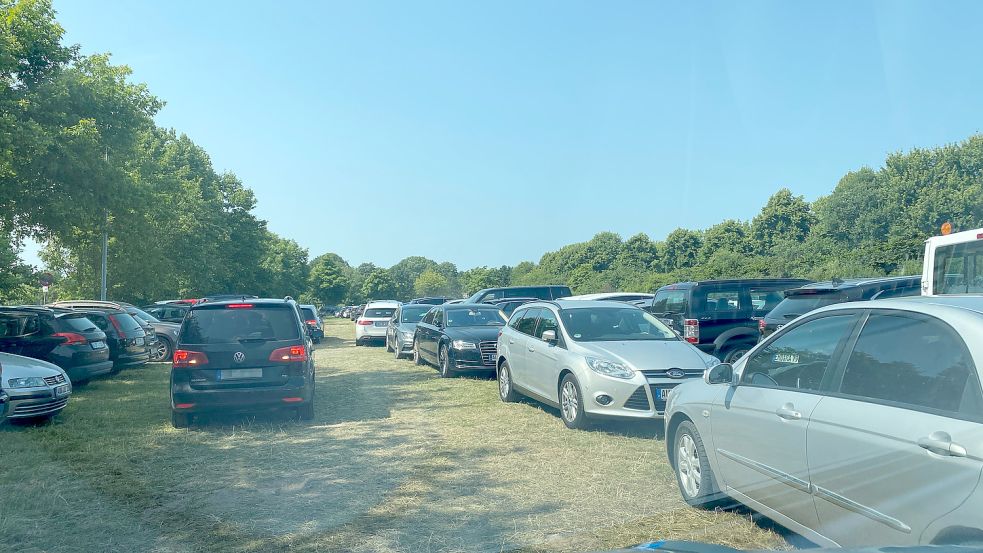 Wild geparkt wurde am Dienstag auf dem Parkplatz am Badesee. Ordnungsamt und Polizei mussten einschreiten. Foto: Heino Hermanns
