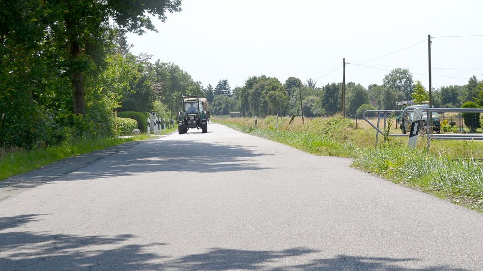 Ein Trecker fährt auf der Deichhauser Straße in Südbrookmerland. Nachts ist es dort wegen fehlender Laternen weitgehend düster.