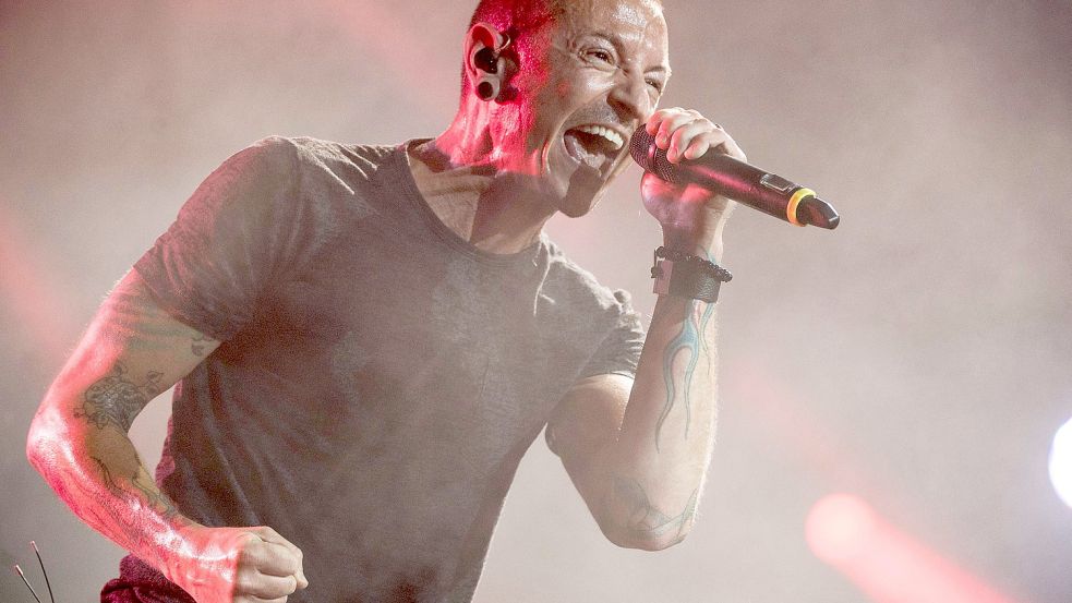 So haben ihn viele seiner Fans in Erinnerung: Chester Bennington bei einem Konzert mit seiner Band Linkin Park. Foto: dpa/PAP/Maciej Kulczynski