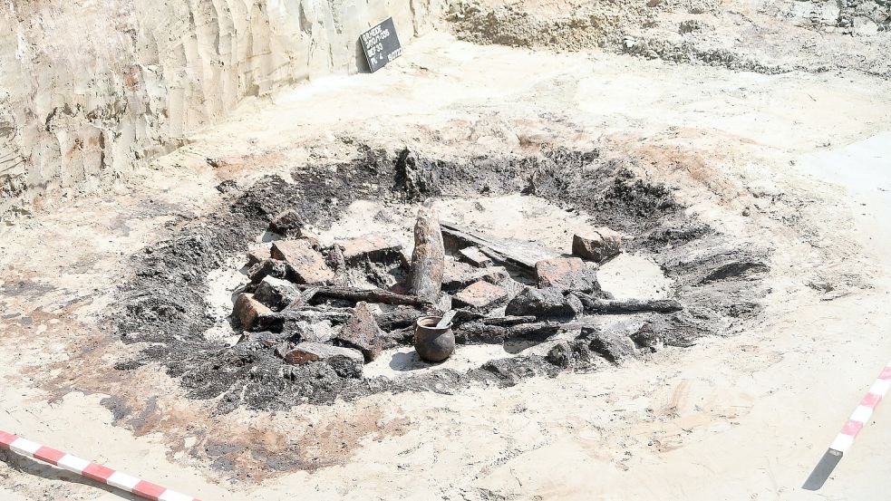 In diesem größeren Brunnen fanden die Archäologen Backsteine und den Henkeltopf (vorne), an ihnen können die Experten in etwa die Zeit bestimmen. Foto: Gerd-Arnold Ubben